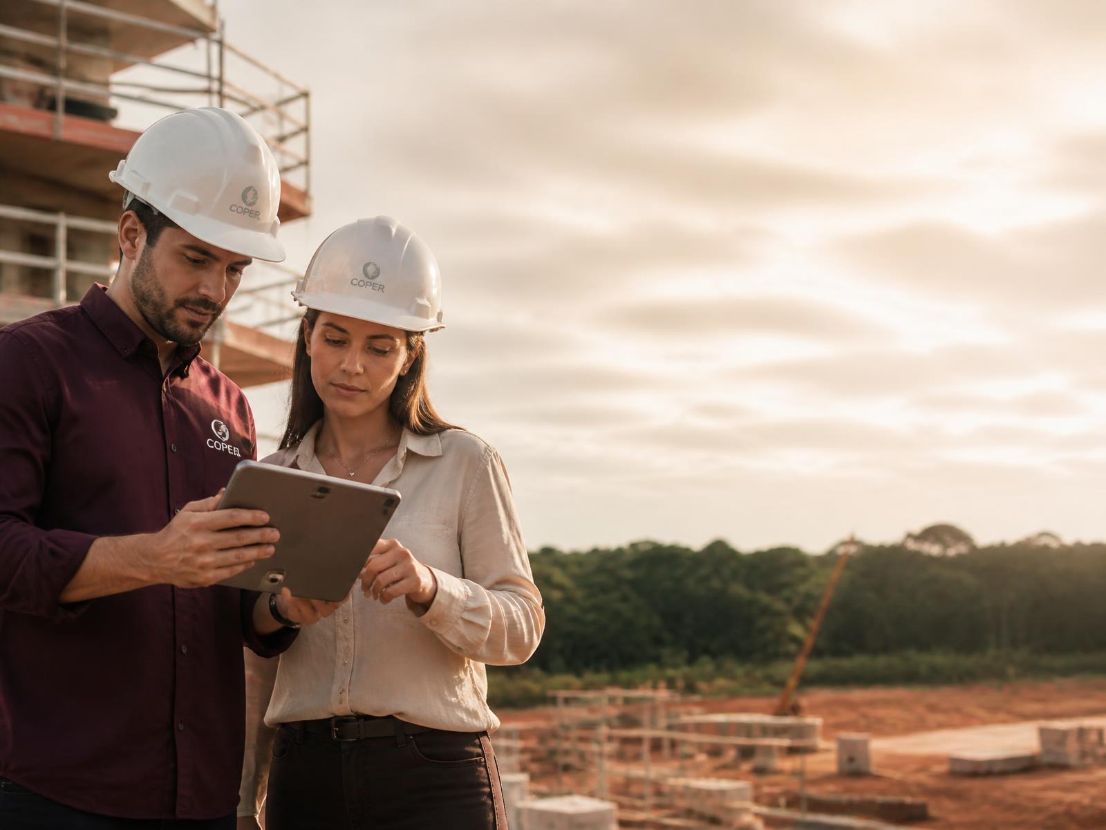 Profissionais de engenharia analisando dados em obra na região Norte